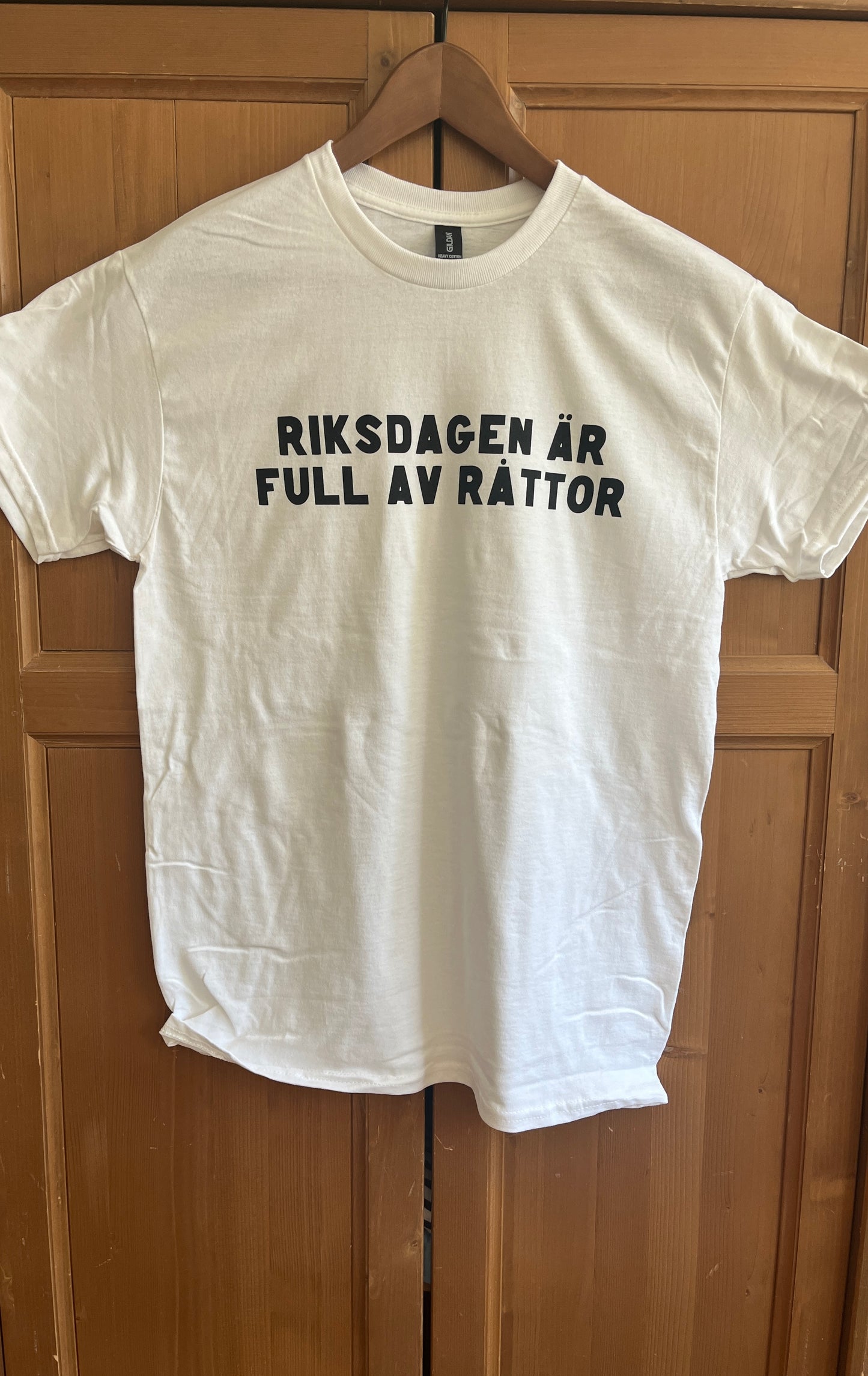 RIKSDAGEN ÄR FULL AV RÅTTOR T-SHIRT (text)