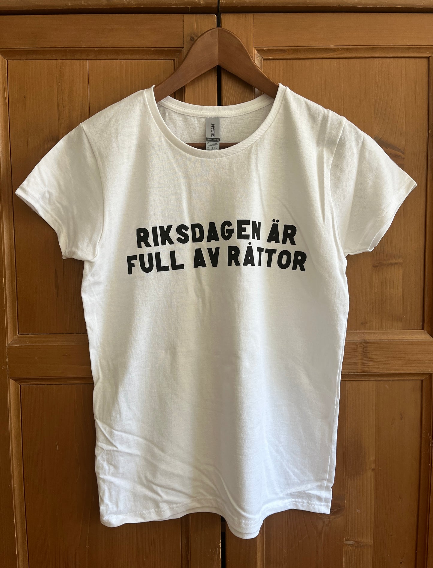 RIKSDAGEN ÄR FULL AV RÅTTOR T-SHIRT WOMAN (text)