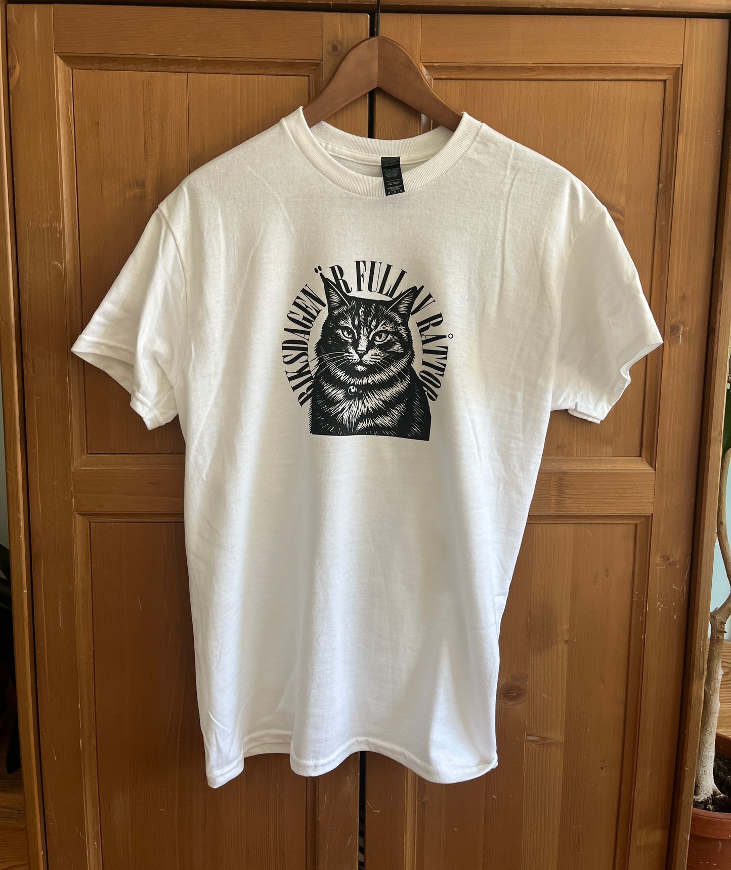RIKSDAGEN ÄR FULL AV RÅTTOR T-SHIRT (med Katt)