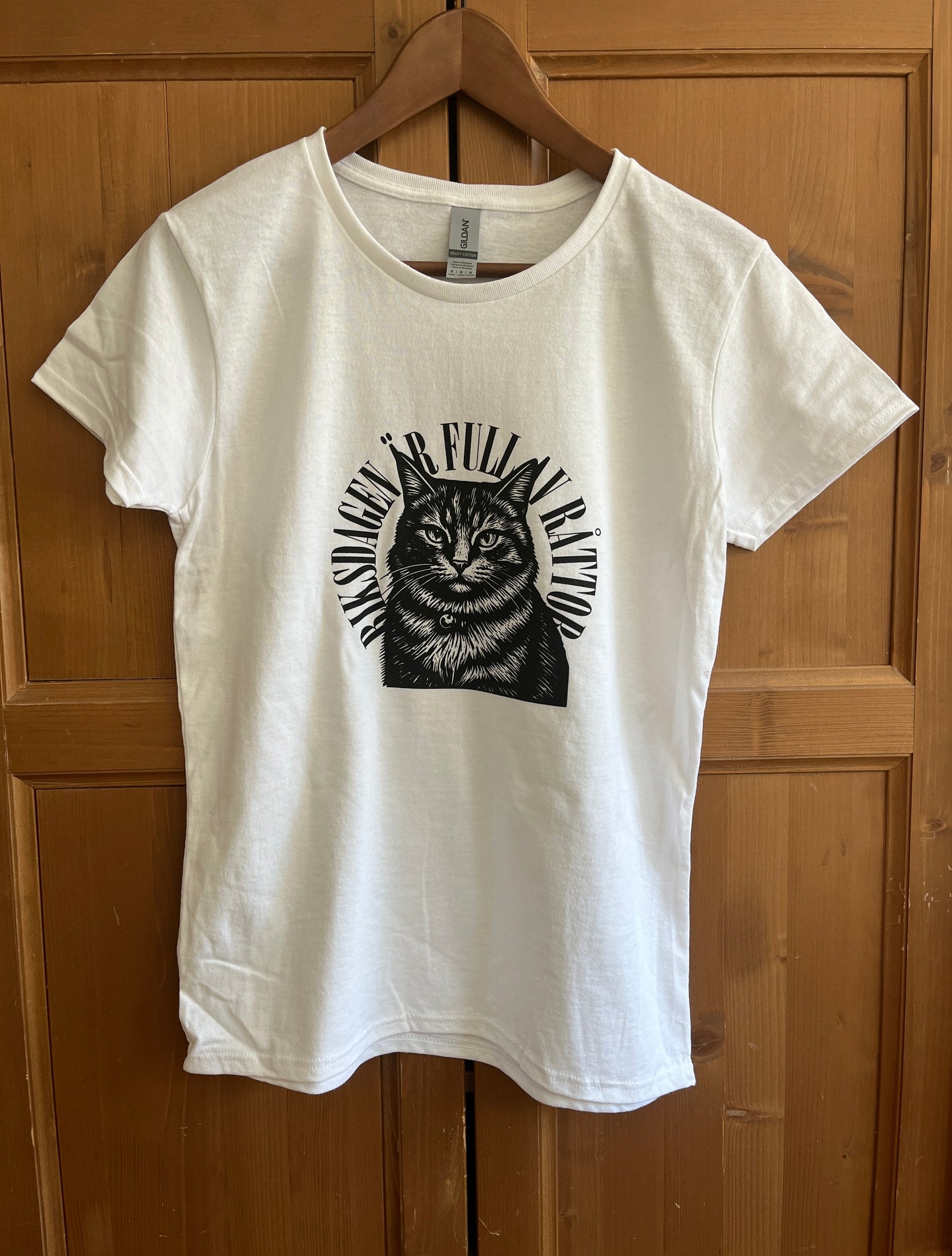 RIKSDAGEN ÄR FULL AV RÅTTOR T-SHIRT WOMAN (med Katt)